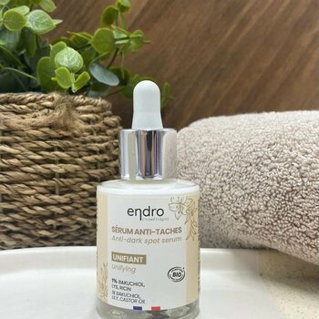 Dis adieu aux taches et bonjour à l’éclat ! ✨  Découvre le sérum Sérum anti-taches 1% de bakuchiol d’Endro, 100% naturel et certifié bio, votre allié beauté pour une peau unifiée, lumineuse et sans imperfections !  👉Anti-âge & anti-imperfections, il agit en profondeur sur tous les types de taches : cicatrices d’acné, masque de grossesse, taches brunes ou pigmentaires.  👉 Il aide aussi à prévenir l’apparition de nouvelles taches, pour un teint éclatant jour après jour.  Les + :  FR/ Les ingrédients sont 100% français  🌱 Vegan  🤰 Il convient aux femmes enceintes  🫶 Convient à toutes les peaux, même les plus marquées.  ➡️ Alors, prêt(e) à te laisser séduire par sa formule douce et puissante, et révélez votre éclat naturel ? ✨  #peauparfaite #soinvisagenaturel #serumvisage #routinevisage #skincareroutine #moncarrenature #antitaches