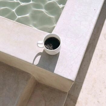 On rêve de buller au bord de la piscine ⛱️  Pour toi c'est vacances et farniente ou métro boulot ?