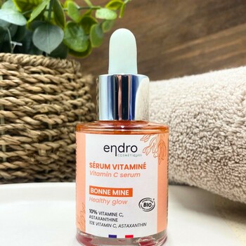 Envie d’un teint lumineux et frais ? Craque vite pour le sérum bonne mine @endro_cosmetiques !  Ce petit bijou naturel agit comme un véritable élixir pour rebooster et raviver l’éclat de votre peau ✨ Il lutte efficacement contre les radicaux libres responsables du vieillissement cutané, pour une peau rayonnante, jour après jour 💛  Les + :  🇫🇷 Les ingrédients sont 100% français 🌱 Vegan 🤰 Il convient aux femmes enceintes  Et toi, utilises-tu un sérum dans ta skincare ? Dis-nous en commentaire ! 👇  #serumvisage #sérum #bonnemine #effetbonnemine #skincare #peaulumineuse #teintlumineux #serumnaturel #moncarrenature