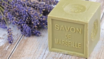 5 façons d’utiliser des copeaux de savon de Marseille dans toute la maison