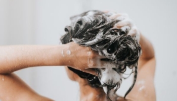 Cheveux secs et cassants : nos secrets pour une routine capillaire adaptée