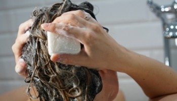 5 astuces pour protéger vos cheveux cet été